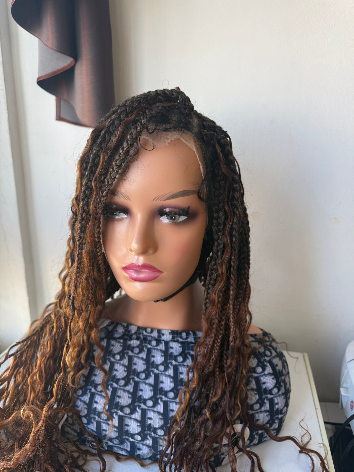 Dinha full lace boho Perruque en box braids tressée avec les mèches brésiliennes bouclées.-0