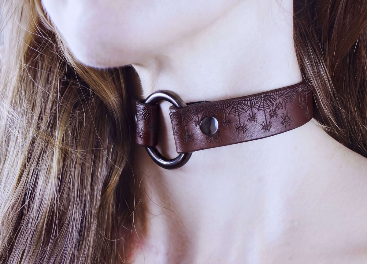 Red Spiderweb Submissive Collar – Gothic Leather Choker-0